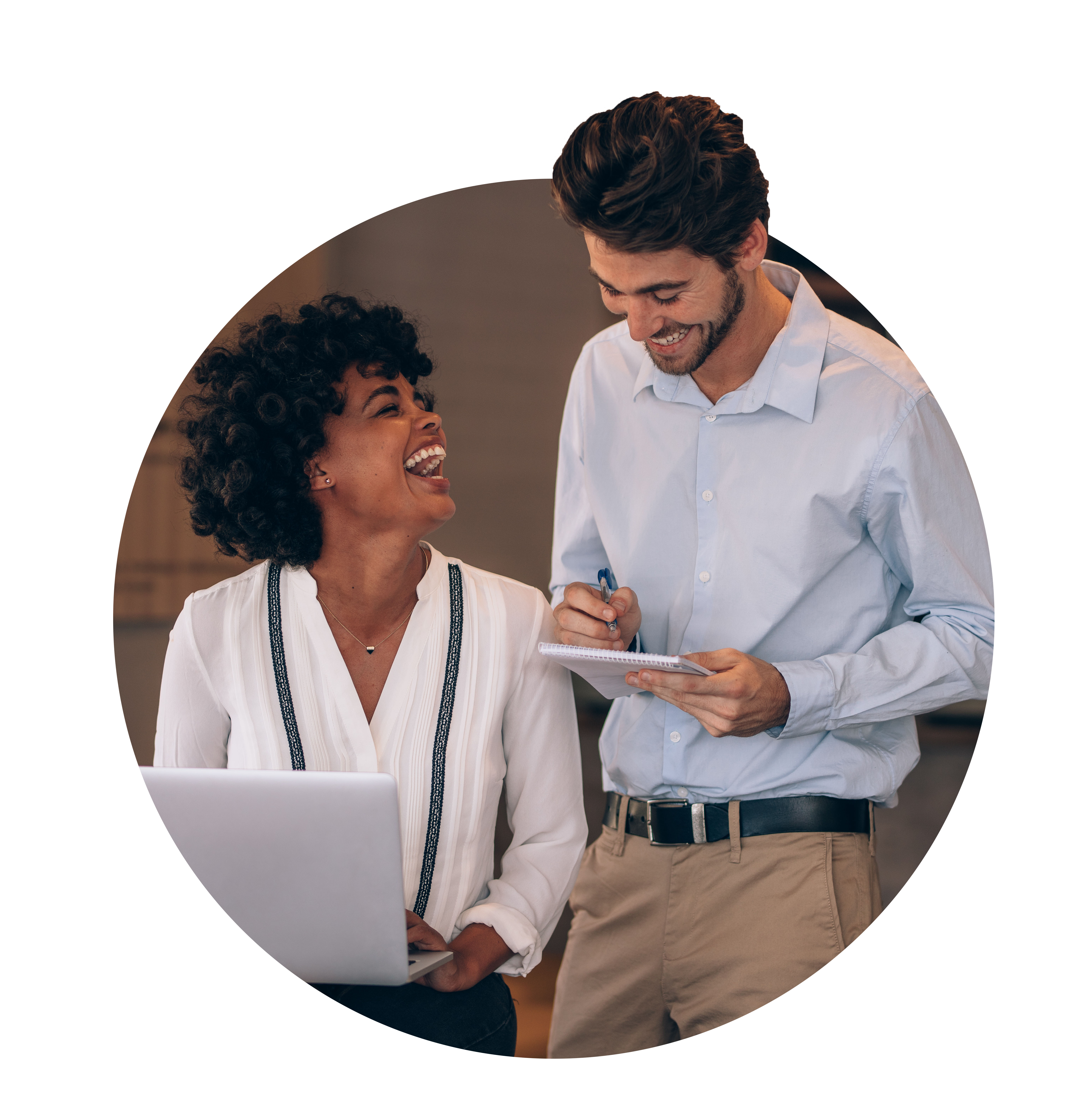 Photo d'une femme et un homme qui sourient sur ordinateur et checklist